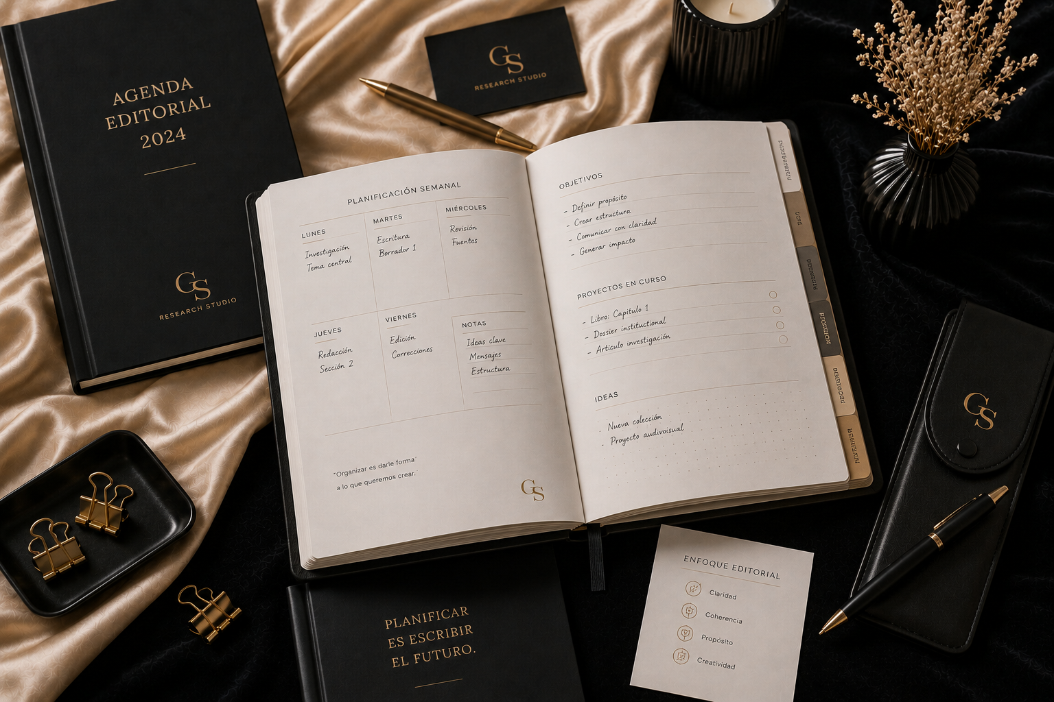 Agenda editorial | GS Research Studio Agenda editorial abierta con planificación semanal, tipografía elegante, cuaderno premium y elementos de organización sobre un escritorio editorial minimalista.