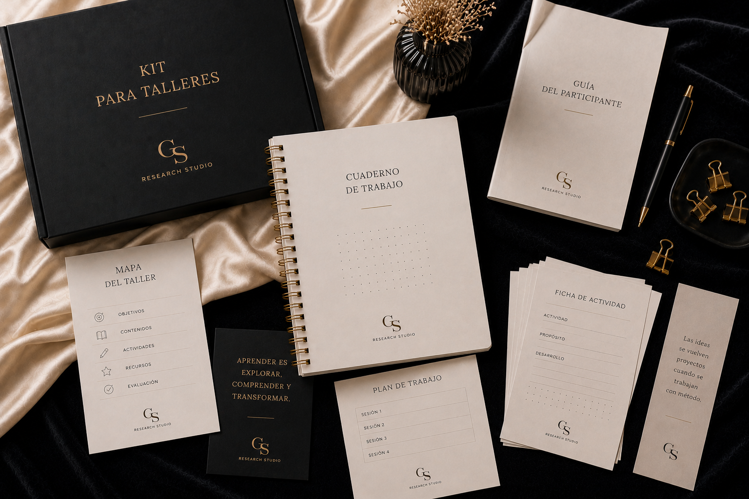 Kit para talleres | GS Research Studio Kit editorial para talleres con cuaderno de trabajo, guía, fichas y recursos educativos organizados sobre un escritorio minimalista.